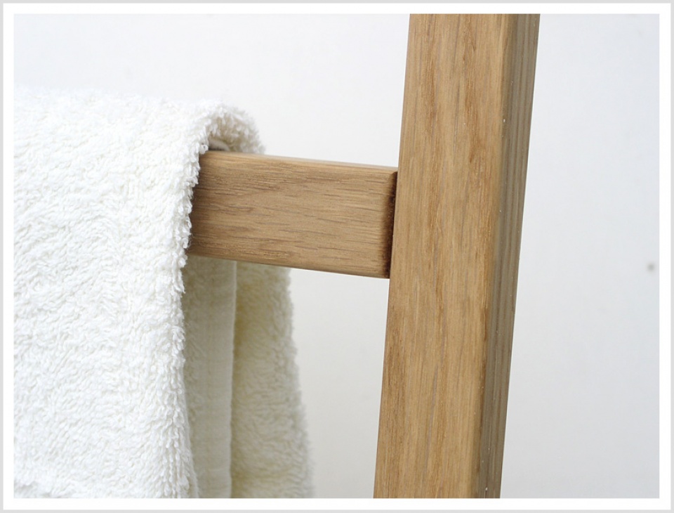 Edle Holz-Handtuchleiter HIPANA Eiche | Handtuchhalter aus Holz für Bad und Sauna | Detailansicht Eiche
